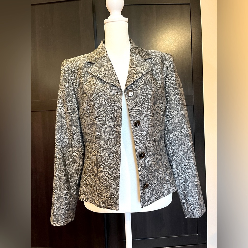 Jacquard silver blazer / jacket w/ floral pattern. Vintage. Fitted, button up. 8